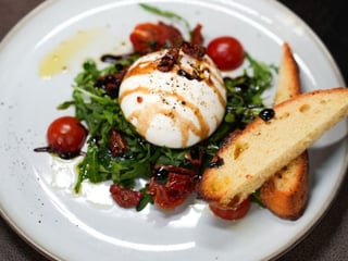 Burrata con rucola e pomodorini