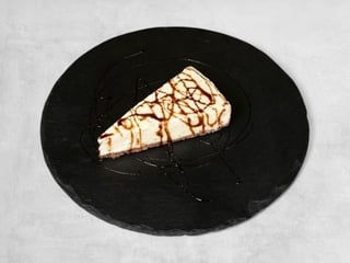 Cheesecake s bílou čokoládou a limetkovým pyré, jahodová poleva