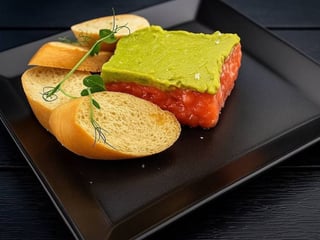 Тартар із лосося з крем-сиром і гуакамоле