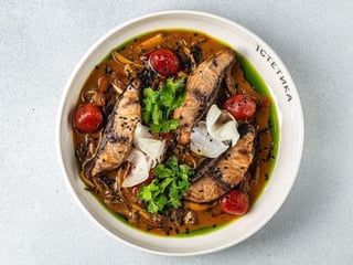 Запечений сом ям з овочами