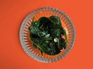 томлений шпинат з часником