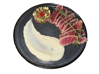 ТУНЕЦЬ В КУНЖУТІ З САЛЬСОЮ