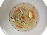 БУЛЬЙОН З ЛОКШИНОЮ,КУРКОЮ ТА ПЕРЕПЕЛИНИМ ЯЙЦЕМ