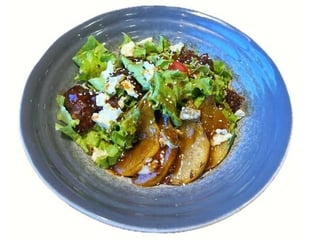 САЛАТ З КАРАМЕЛІЗОВАНОЮ ГРУШЕЮ ТА КУРЯЧОЮ ПЕЧІНКОЮ