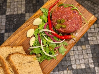 hovězí tatarák s kapary a topinkami