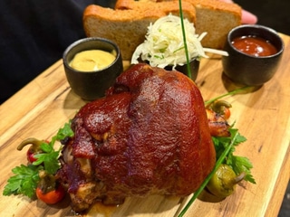 vepřové koleno s kyselým zelím a domácím pečivem