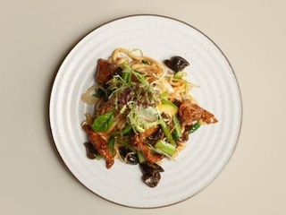 909 PRAŽENÉ REZANCE UDON S HOVADZÍM MASOM