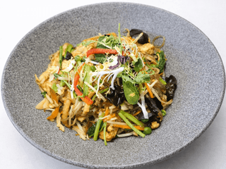 D4 SKLENENÉ REZANCE S VAJÍČKOM, TOFU A ZELENINOU