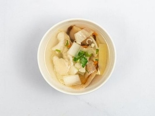 102 KURACIA POLIEVKA S BAMBUSOVÝMI  VÝHONKAMI A HUBAMI