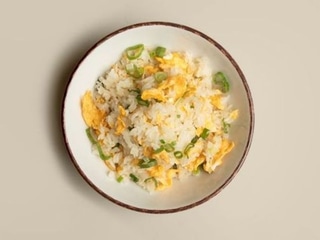 924 PRAŽENÁ RYŽA S JARNOU CIBUĽKOU