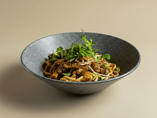 D14 UDON V HLUZOVKOVEJ OMÁČKE S KAČACÍM MASOM A ZELENINOU