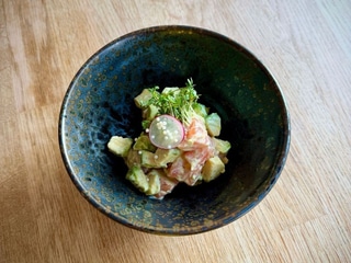 Avokádový salát s lososem