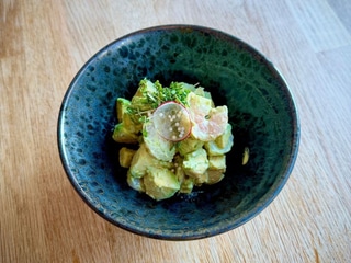 Avokádový salát s krevetami