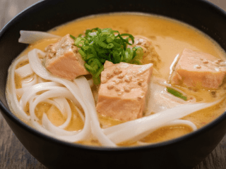 Zupa Tom Yum z Łososiem