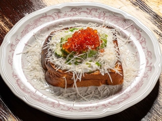 Тост з червоною ікрою та авокадо