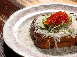 Тост з червоною ікрою та авокадо