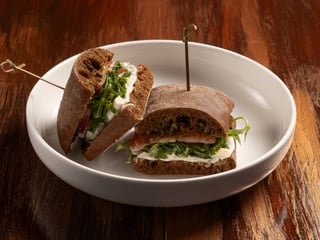 Накладанець з бурратою, томатами та песто