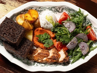 Сніданок з куркою, пастою з печеною перцю та яйцем пашот