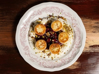 Сирники з крем-чізом та фісташками