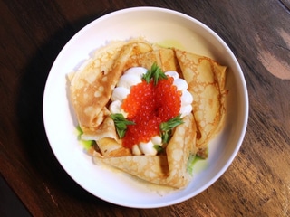 Млинці з червоною ікрою та вершковим мусом