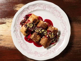 Налисники з сиром, ягідним кюлі та фісташками