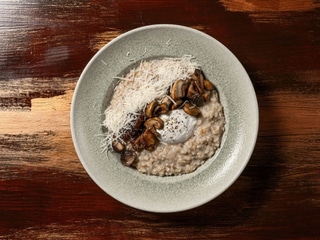 Солона вівсянка з яйцем пашот та грибами