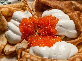 Млинці з червоною ікрою та вершковим мусом