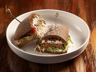 Накладанець з лососем та гуакамоле