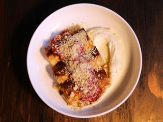 Налисники з домашнім сиром та ягідним кюлі