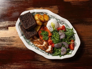 Сніданок з куркою, пастою з печеною перцю та яйцем пашот