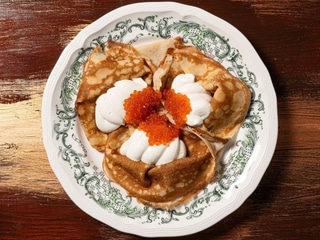 Млинці з червоною ікрою та вершковим мусом