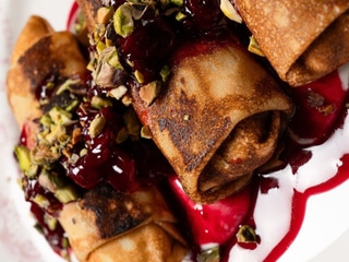 Налисники з сиром, ягідним кюлі та фісташками