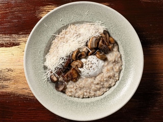 Солона вівсянка з яйцем пашот та грибами