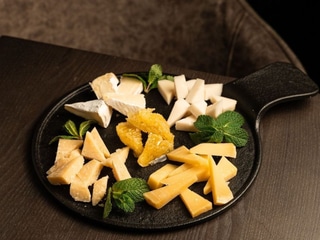 Асорті з благородних сирів