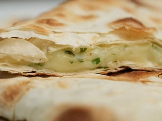 Лаваш з сиром та зеленню на мангалі