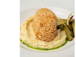 Котлета по-київськи з картопляним пюре і зеленим маслом