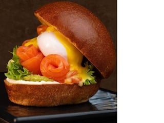 Бріош з с/с лососем та  яйцем пашот