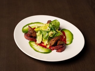 Салат з курячою печінкою, карамелізованим яблуком та ягідним кремом