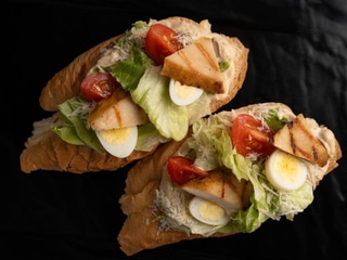 Брускети Цезар з курячою грудкою, міксом салату, перепилиним яйцем (2шт)