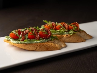 Брускети з в'яленими томатами та крем сиром зі шпинатом (2шт)