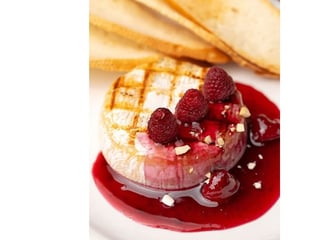 Сир Брі з ягідним соусом і грінками