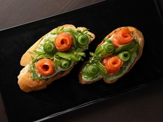 Брускети з малосоленим лососем,  авокадо і  крем сиром (2шт)