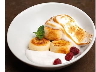 Сирники з ягодами і вершковим кремом