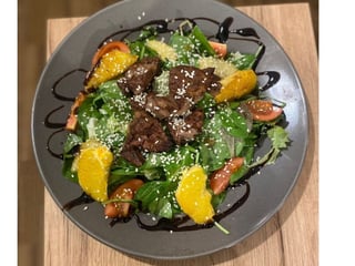 Салат з курячою печінкою та карамел. фруктами