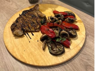 Стейк свинний з овочами