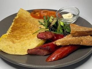 Омлет з сосисками