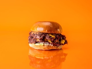 UUS! Suitsujuustu peekoni burger