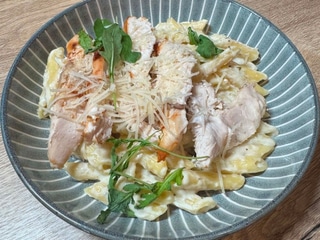 MENU 2: Cestoviny „PENNE ALFREDO“ krémové cestoviny s kuracím mäsom, bylinkami, cesnakom a parmezánom (1,7) 