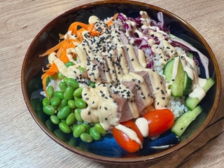 MENU 3: „TERIYJAKY PORK BOWL“ bravčová panenka z grilu na ryži s červenou kapustou, julienne mrkvou, cherry paradajkami, edamame fazuľkami, uhorkou a teriyjaki majonézou, sezam (3,6,10,11,12) 