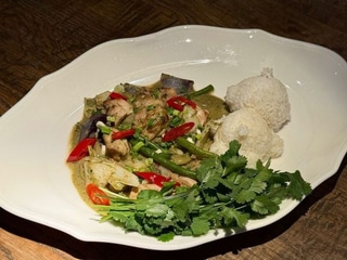 Курка в зеленому карі